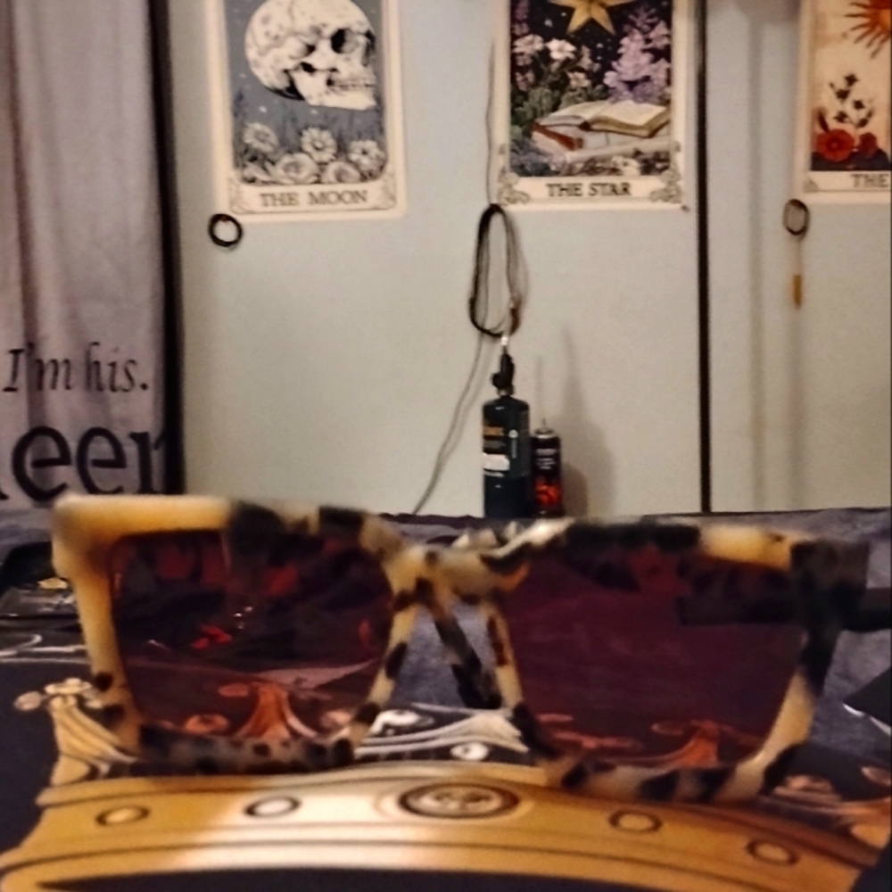 Stylish Tortoiseshell Sunglasses with Red Lenses